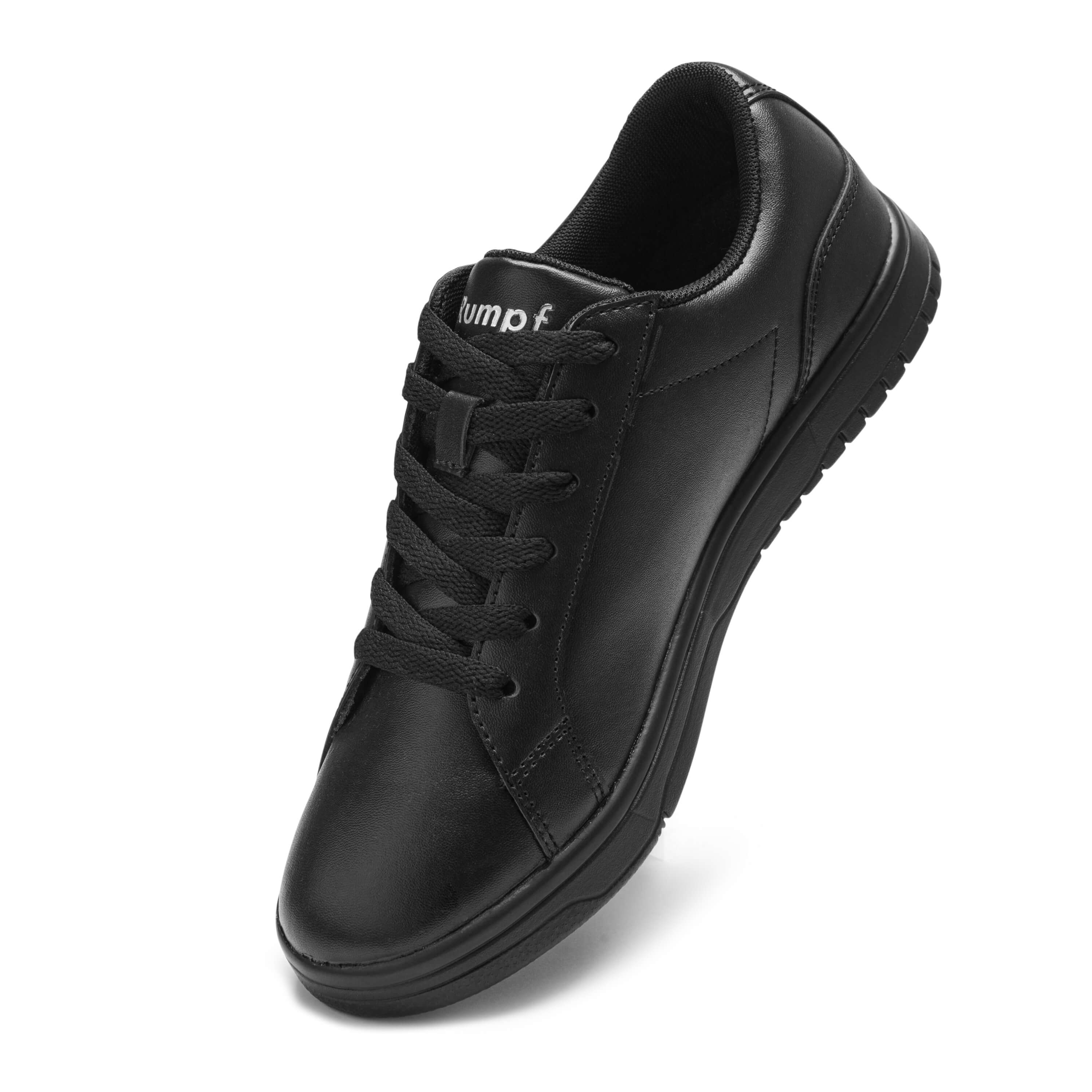 1533 LA Dance Sneaker in Schwarz von Rumpf: schlichtes Design, schwarz mit passenden Schnürsenkeln und leichter Neigung nach oben.